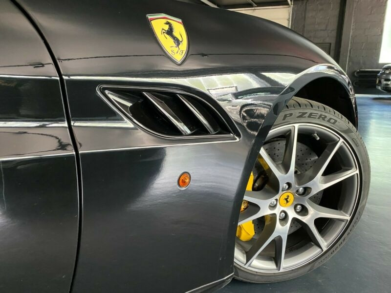 Ferrari California V8 4.3 Noir occasion à Villenave-d'Ornon - photo n°6