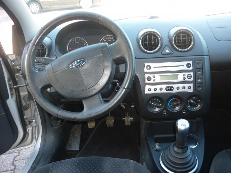 Ford Fiesta 1.4 16v 80ch Ghia 5p Gris occasion à Portet-sur-Garonne - photo n°7