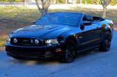 Ford Mustang occasion Noir année 2014 boite Automatique Annonce Ford Mustang occasion Essence GT cabriolet cuir V8 5.0L à Orgeval