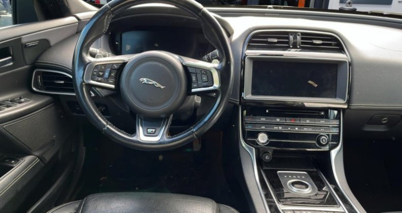 Jaguar XE 2.0i - 200 - BVA R-Sport 2018 - photo n°3 Jaguar XE 2.0i - 200 - BVA R-Sport  occasion à LE CASTELET - photo n°3