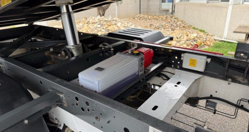 Nissan NV400 25490 ht benne coffre 2.3 dci 165ch 2021 - photo n°4 Nissan NV400 25490 ht benne coffre 2.3 dci 165ch  occasion à LA BOISSE - photo n°4