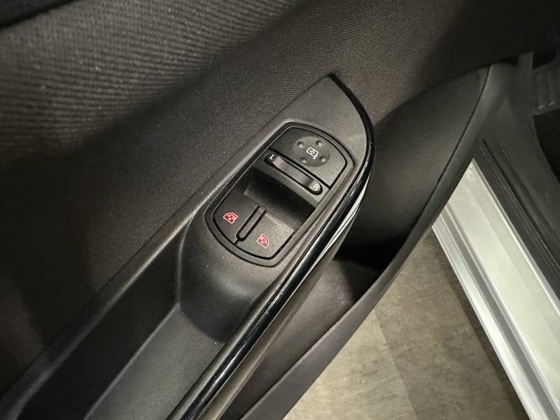 Opel Corsa 1.4 90 ch Black Edition  occasion � Royan - photo n�18