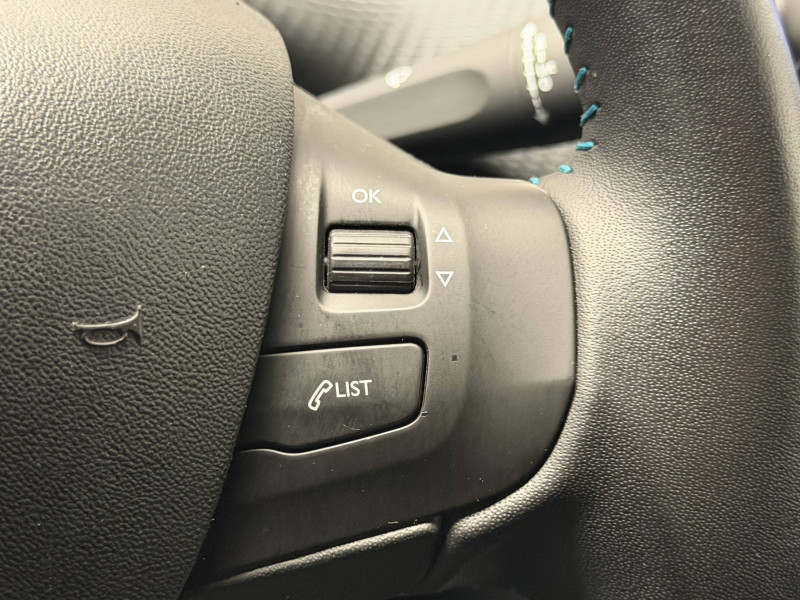 Peugeot 2008 2008 1.2 PureTech 110ch S&S BVM5 Urban Cross 5p 2016 - photo n°18 Peugeot 2008 2008 1.2 PureTech 110ch S&S BVM5 Urban Cross 5p  occasion à PERIGUEUX - photo n°18