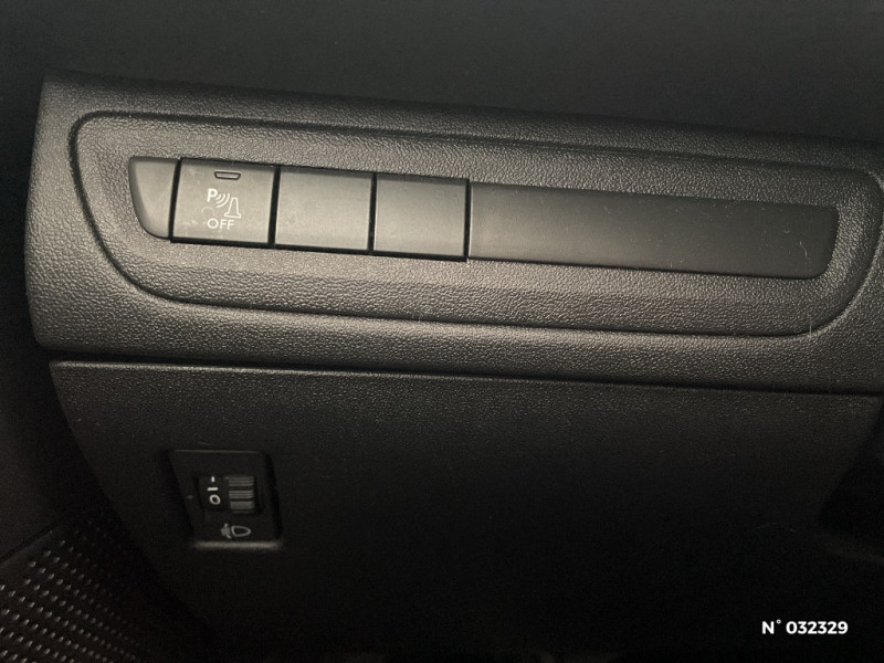 Peugeot 2008 2008 1.2 PureTech 82ch BVM5 Style 2018 - photo n°15 Peugeot 2008 2008 1.2 PureTech 82ch BVM5 Style  occasion à Seynod - photo n°15