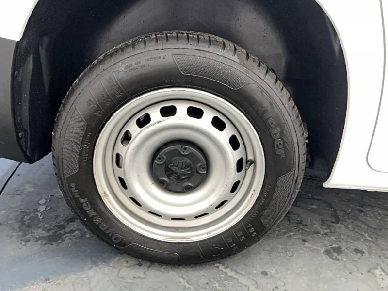 Peugeot Partner FGN FOURGON STANDARD 650 KG BLUEHDI 100 S&S BVM5 PREMIUM 2019 - photo n°16 Peugeot Partner FGN FOURGON STANDARD 650 KG BLUEHDI 100 S&S BVM5 PREMIUM  occasion à Saint-Pierre-du-Mont - photo n°16