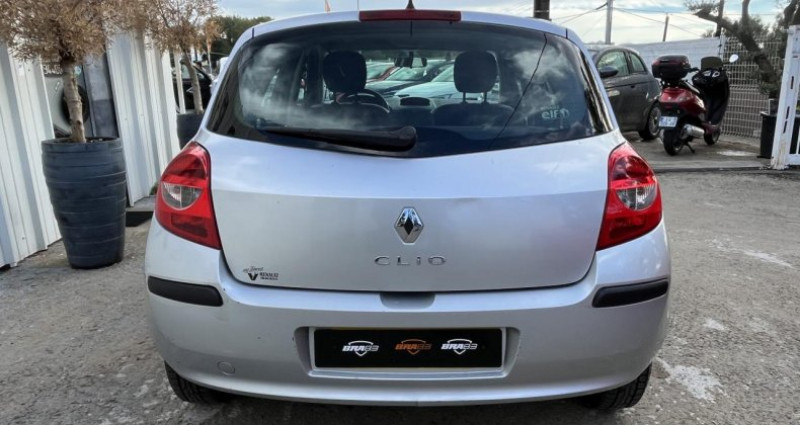 Renault Clio 1.2i 16V - 75 III BERLINE Dynamique PHASE 1 2007 - photo n°5 Renault Clio 1.2i 16V - 75 III BERLINE Dynamique PHASE 1  occasion à Le Muy - photo n°5
