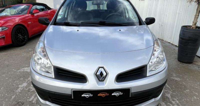 Renault Clio 1.2i 16V - 75 III BERLINE Dynamique PHASE 1 2007 - photo n°2 Renault Clio 1.2i 16V - 75 III BERLINE Dynamique PHASE 1  occasion à Le Muy - photo n°2