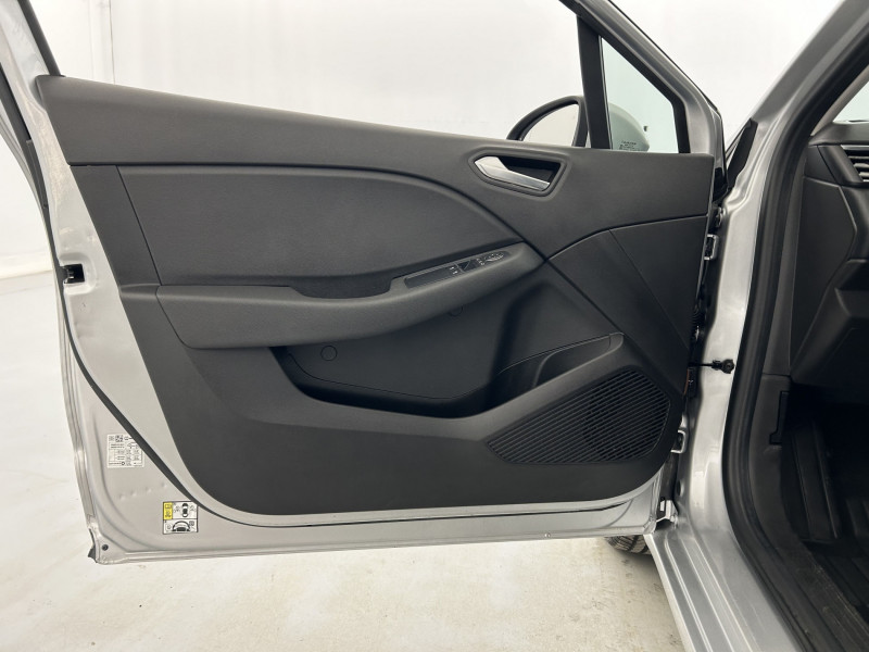 Renault Clio 1.6 E-Tech 140ch Zen 2020 - photo n°12 Renault Clio 1.6 E-Tech 140ch Zen  occasion à SAINT-GREGOIRE - photo n°12