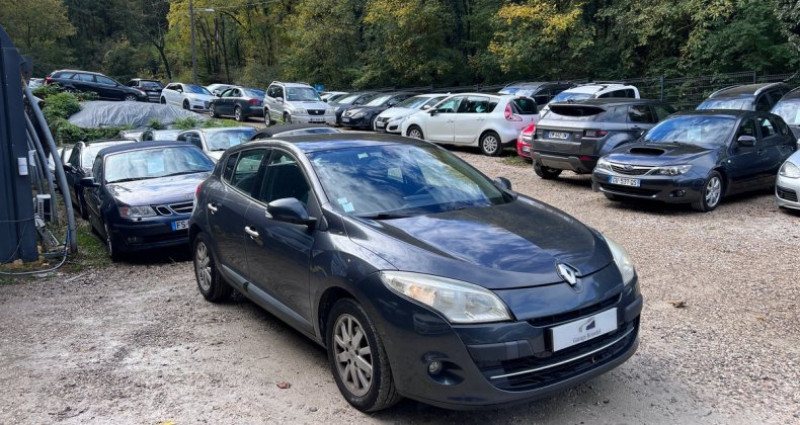 Renault Megane III 1.5 DCi 110cv Tomtom BVA 2010 - photo n°6 Renault Megane III 1.5 DCi 110cv Tomtom BVA  occasion à Sathonay-Camp - photo n°6