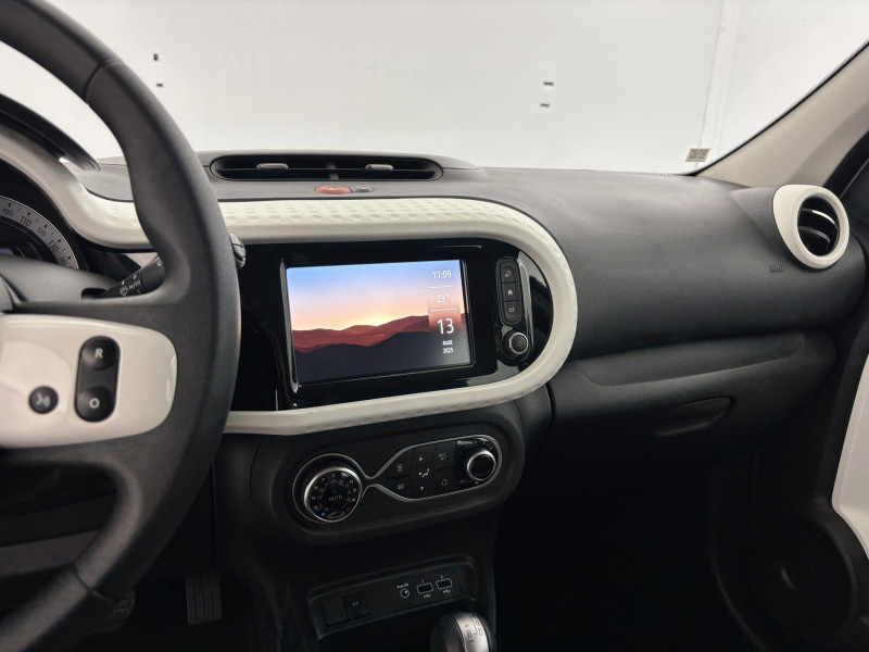 Renault Twingo Twingo III E-Tech Equilibre 5p 2022 - photo n°18 Renault Twingo Twingo III E-Tech Equilibre 5p  occasion à SAINT-GREGOIRE - photo n°18