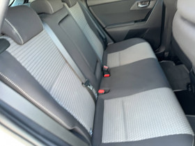 Toyota Auris Auris Hybride 136h Collection 5p  occasion � Lescure-d'Albigeois - photo n�19