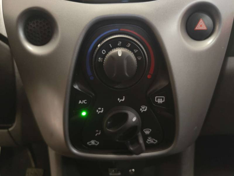 Toyota Aygo 1.0 VVT-i x-play 2020 - photo n°19 Toyota Aygo 1.0 VVT-i x-play  occasion à Cahors - photo n°19