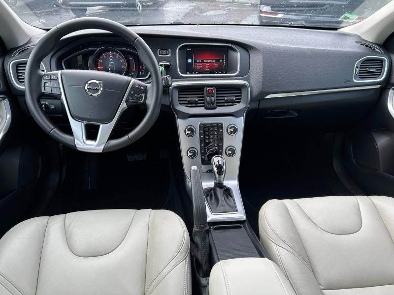 Volvo V40 T2 122ch Signature Edition Geartronic  occasion à Brest - photo n°7